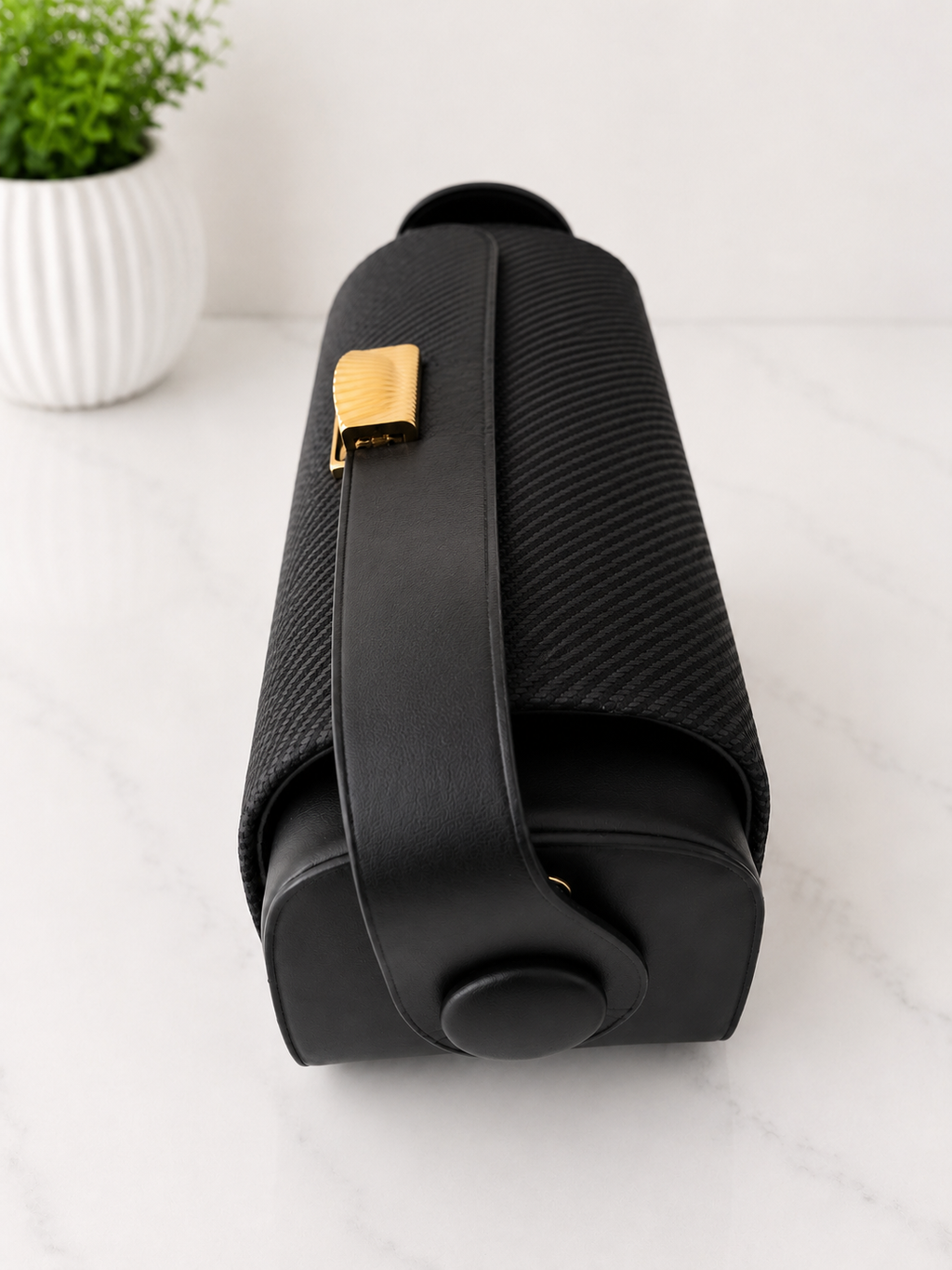 Elegant Textured Shoulder Bag with Gold Clasp – Black