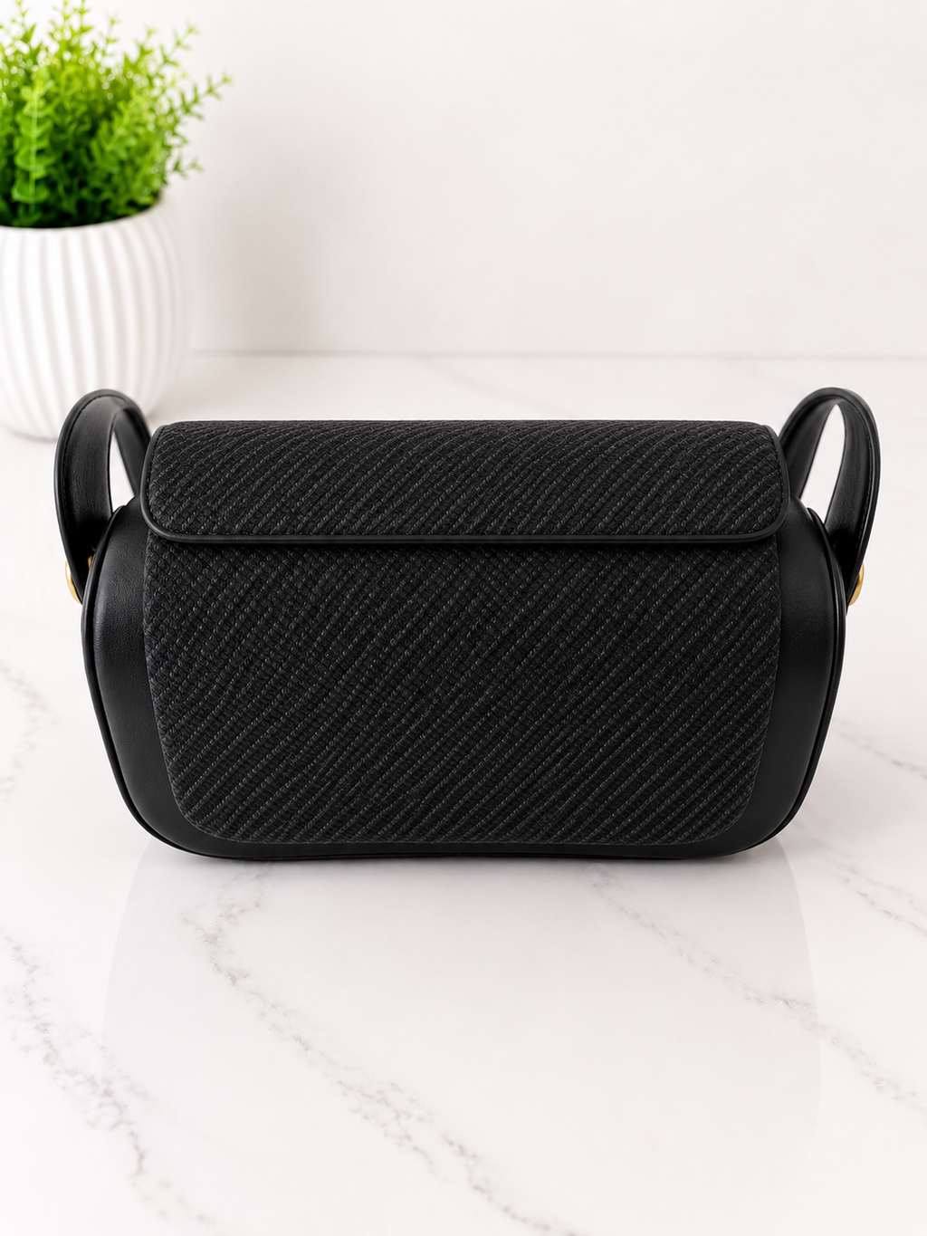 Elegant Textured Shoulder Bag with Gold Clasp – Black